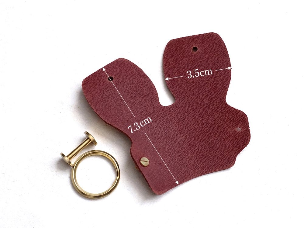 できる限り鍵に近い大きさにしました。縦:7.3cm×横:3.5cm<br>
平たい状態の本体とリング・組ネジをお届けします。<br>
*到着後にお客様ご自身で組み立てをお願い致します。