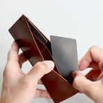 縦向きポケットと横向きポケットを使い分けてカードを収納頂けます。