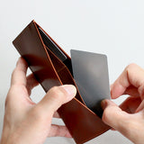 縦向きポケットと横向きポケットを使い分けてカードを収納頂けます。