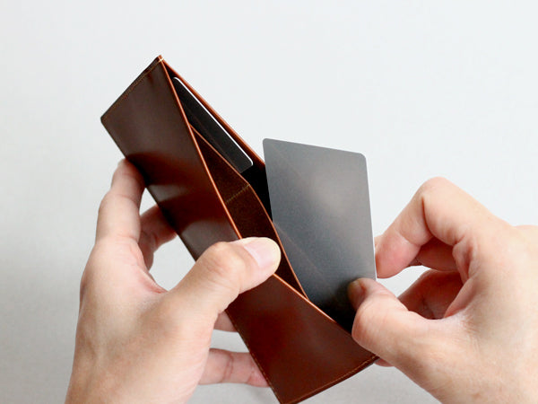 縦向きポケットと横向きポケットを使い分けてカードを収納頂けます。