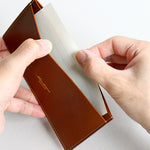 手前のポケットには、領収書などをまとめて頂けます。