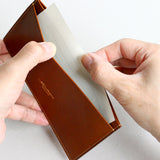 手前のポケットには、領収書などをまとめて頂けます。