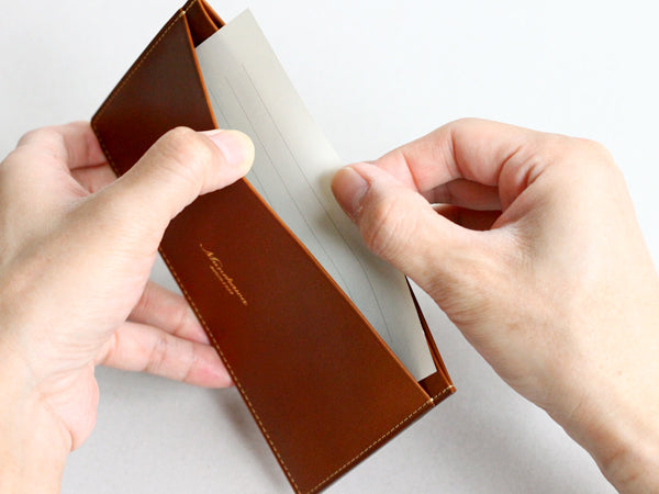 手前のポケットには、領収書などをまとめて頂けます。