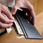 札の端が折れにくく、紙幣の向きも整えやすいので、レジ前でも落ち着いてスマートに