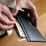 札の端が折れにくく、紙幣の向きも整えやすいので、レジ前でも落ち着いてスマートに