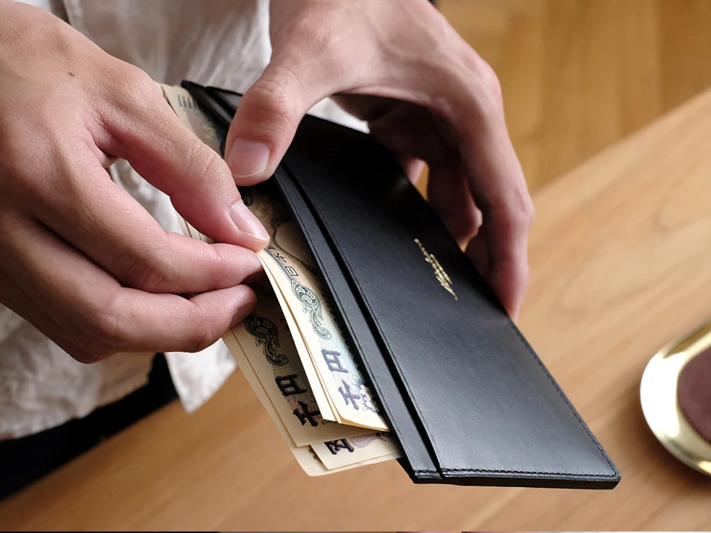 札の端が折れにくく、紙幣の向きも整えやすいので、レジ前でも落ち着いてスマートに