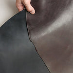 【コードバン(馬革)】<br>
ホーウィン社のコードバンは、世界中で愛される一級品。<br>
オイルを繊維の奥まで含ませているため、張りがありながらも柔らかさを感じる、他にはない独特の手触りが魅力です。繊維が緻密で、表面の輝きの中に奥行のある表情が感じられる、稀少価値の高い革です。<br>
【水に弱い素材ですので取り扱いにはご注意ください。】