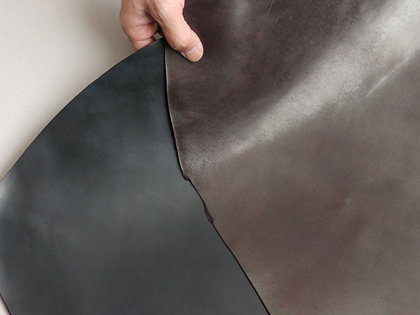 【コードバン(馬革)】<br>
ホーウィン社のコードバンは、世界中で愛される一級品。<br>
オイルを繊維の奥まで含ませているため、張りがありながらも柔らかさを感じる、他にはない独特の手触りが魅力です。繊維が緻密で、表面の輝きの中に奥行のある表情が感じられる、稀少価値の高い革です。<br>
【水に弱い素材ですので取り扱いにはご注意ください。】