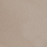 【エプソン】<br>
エプソンは、1803年創業のフランスの老舗タンナー、ROUX社が手がける型押しカーフレザーです。きめ細かなシボ（凹凸）が表面の傷を目立ちにくくし、型崩れも起こりにくいのが特長。軽さと上品な質感を兼ね備えているため、財布や鞄などの日常使いのアイテムに多く採用されています。
経年変化がほとんど進まないため、購入時の美しい状態を長く保ちたい方に最適な素材です。