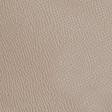 【エプソン】<br>
エプソンは、1803年創業のフランスの老舗タンナー、ROUX社が手がける型押しカーフレザーです。きめ細かなシボ（凹凸）が表面の傷を目立ちにくくし、型崩れも起こりにくいのが特長。軽さと上品な質感を兼ね備えているため、財布や鞄などの日常使いのアイテムに多く採用されています。
経年変化がほとんど進まないため、購入時の美しい状態を長く保ちたい方に最適な素材です。