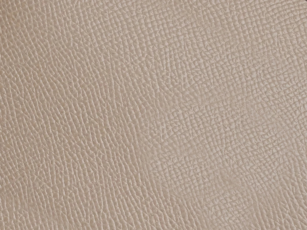 【エプソン】<br>
エプソンは、1803年創業のフランスの老舗タンナー、ROUX社が手がける型押しカーフレザーです。きめ細かなシボ（凹凸）が表面の傷を目立ちにくくし、型崩れも起こりにくいのが特長。軽さと上品な質感を兼ね備えているため、財布や鞄などの日常使いのアイテムに多く採用されています。
経年変化がほとんど進まないため、購入時の美しい状態を長く保ちたい方に最適な素材です。