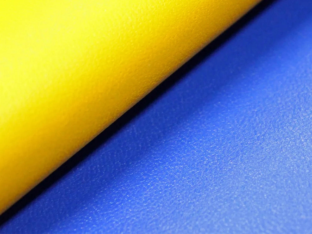 【型押しレザー（クロムなめし「JOY」）】<br>本製品は、クロムなめし製法で仕上げた牛革に型押し加工を施したレザーを使用しています。水に比較的強く、型押し加工が加わることで傷がつきにくいのが特長です。また、柔らかく軽量なため、日常使いしやすく、扱いやすさを重視する方に適しています。 経年変化が起こりにくく、使い始めの風合いを長く保てる点も魅力です。お手入れに手間をかけたくない方や、鮮やかな発色を楽しみたい方におすすめの素材です。