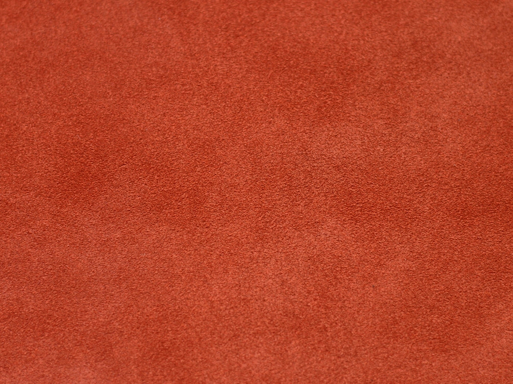 【スエード】<br>イタリアのトスカーナ州にある「オペラ(CONCERIA OPERA SRL)社」のスエードを使用。オペラ社は起毛素材を専門としているタンナーです。革本来の風合いが薄れることがないよう、過度な加工はせず、革らしい風合いを残した革づくりを行っているのが特徴。特殊な機械を用いて整えられた毛足により、手触りの良さも感じられます。

近年では従来の約半分の水で革を鞣す技術を取り入れるなど、環境にやさしい『新しい革づくり』も進めている先進的なタンナーです。