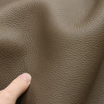 【トリヨンラグーン（クロムなめし）】<br>
柔らかく、色鮮やかで、扱いやすい革になるのが特徴です。世界で流通する革の約8割がこの方法で作られており、最も広く使われているなめしです。色や艶など、表面の仕上がりが均一で、使い込んでも経年変化が比較的少なめなのが特徴のひとつです。