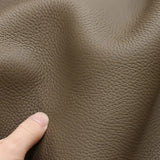 【トリヨンラグーン（クロムなめし）】<br>
柔らかく、色鮮やかで、扱いやすい革になるのが特徴です。世界で流通する革の約8割がこの方法で作られており、最も広く使われているなめしです。色や艶など、表面の仕上がりが均一で、使い込んでも経年変化が比較的少なめなのが特徴のひとつです。