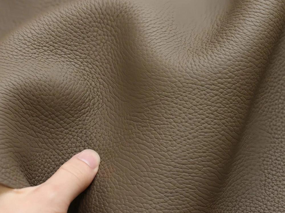 【トリヨンラグーン（クロムなめし）】<br>
柔らかく、色鮮やかで、扱いやすい革になるのが特徴です。世界で流通する革の約8割がこの方法で作られており、最も広く使われているなめしです。色や艶など、表面の仕上がりが均一で、使い込んでも経年変化が比較的少なめなのが特徴のひとつです。