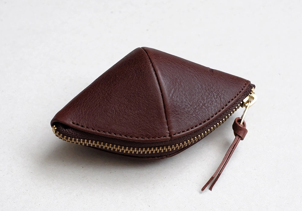 ラグビーボールのような"コロン"とした形が特徴のコンパクトなケース。