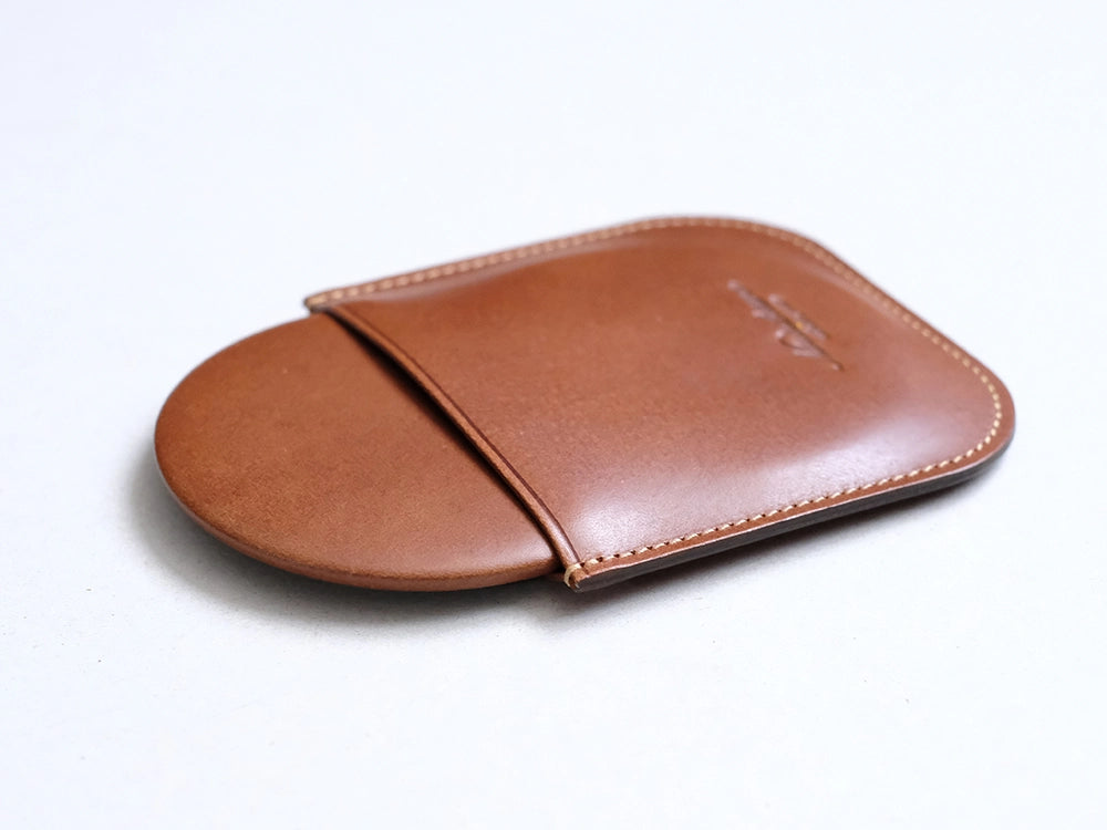 かさばりにくい薄型のケース付きなので、バッグのポケットなどに収納しても、ミラーが傷つきにくく、安心です。