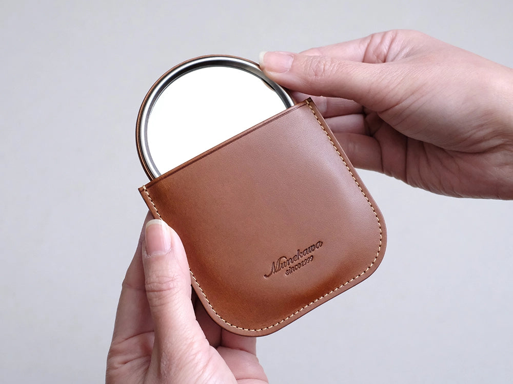 ケース・ミラーそれぞれ開閉が必要ないデザインなので、出し入れが簡単