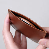 ワンアクションで取り出せて、ミラーを入れてもスッキリとした薄さを保ちます。