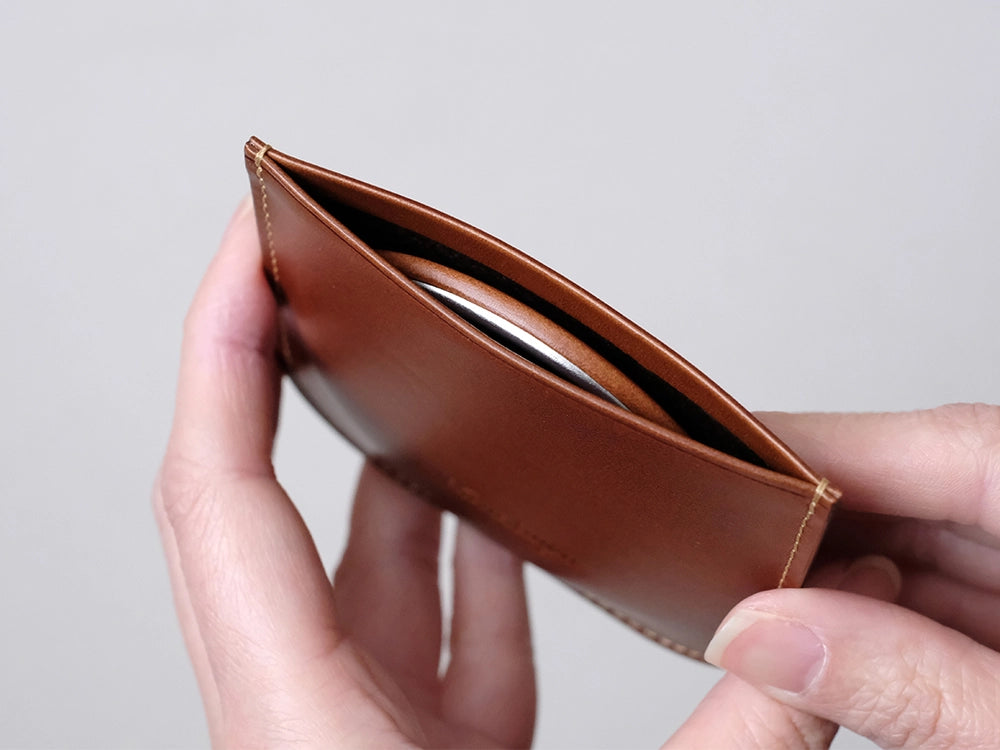 ワンアクションで取り出せて、ミラーを入れてもスッキリとした薄さを保ちます。