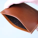 内側には摩擦に強く、海外からの評価も高い国産の豚革を使用。ミラーも傷つきにくくなっています。