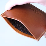 内側には摩擦に強く、海外からの評価も高い国産の豚革を使用。ミラーも傷つきにくくなっています。