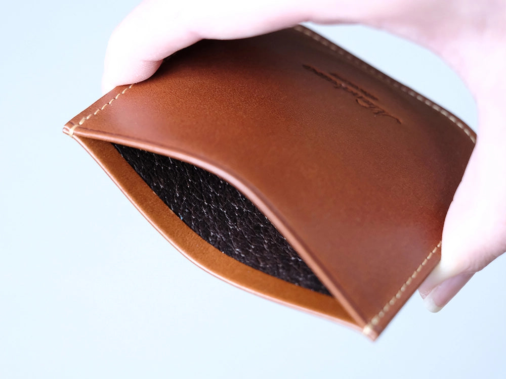 内側には摩擦に強く、海外からの評価も高い国産の豚革を使用。ミラーも傷つきにくくなっています。