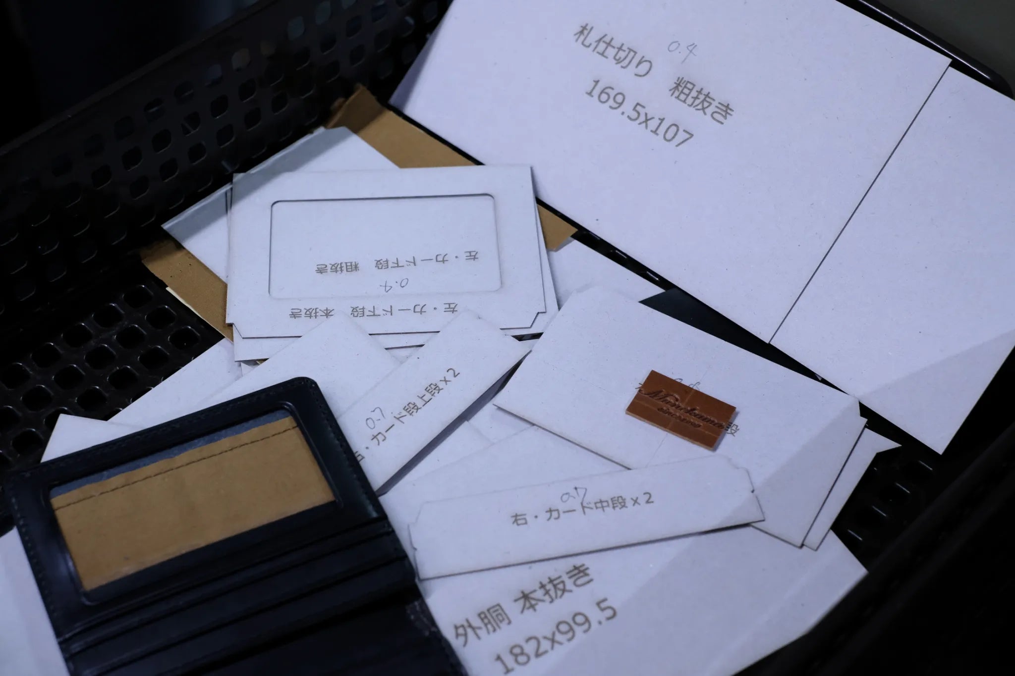 厚さ9mm IDポケット付き二つ折り財布