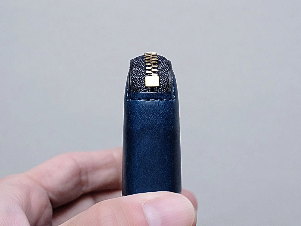 ファスナーの左右幅について<br>
製作時にできる限り均等になるよう注意していますが、縫製の特性上、わずかな差が出る場合がございます。