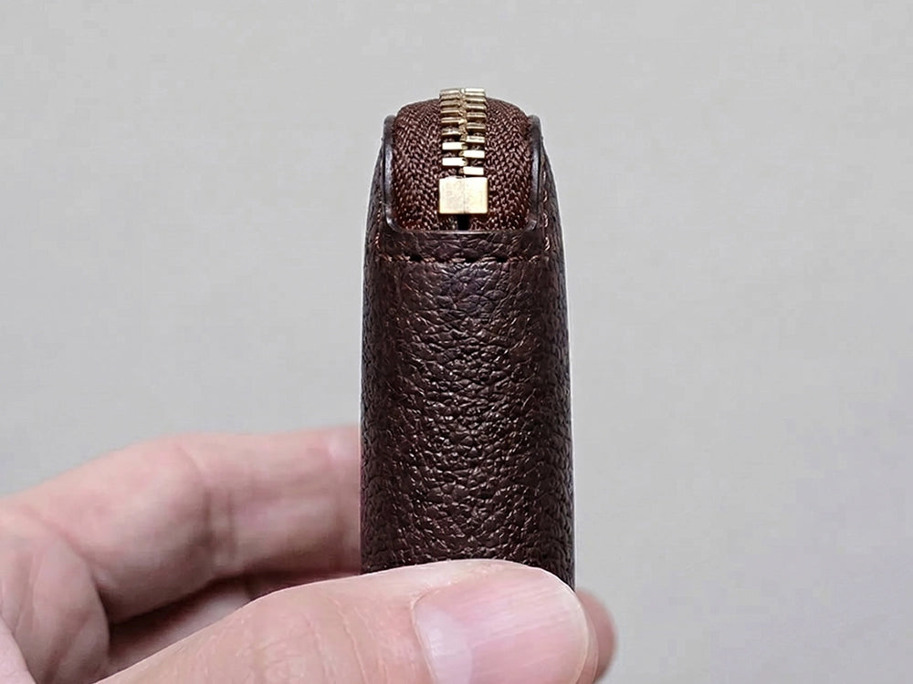 ファスナーの左右幅について
製作時にできる限り均等になるよう注意していますが、縫製の特性上、わずかな差が出る場合がございます。