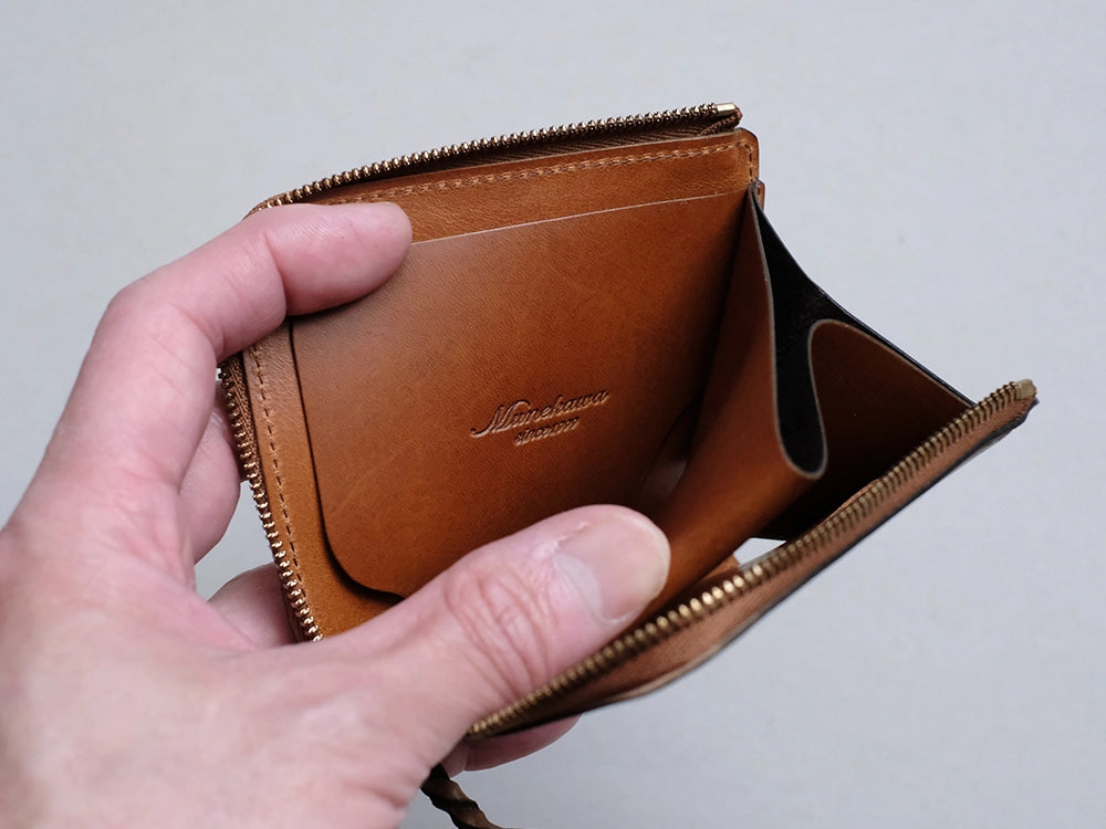 【限定】バーボン×キャメル<br>
内側にはイタリア産ブッテーロのキャメルを合わせ、ファスナーのカラーもコードバンの色味に調和するよう特別に選んでいます。