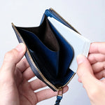 内右側には頻繁に使用するカードを5～6枚まとめて収納でき、さっと取り出せる便利な仕様