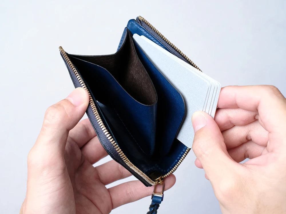 内右側には頻繁に使用するカードを5～6枚まとめて収納でき、さっと取り出せる便利な仕様
