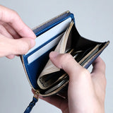 内左側には2段のカードホルダーが配置されており、身分証明書など常に携帯しておきたいカードをスッキリ収納できます