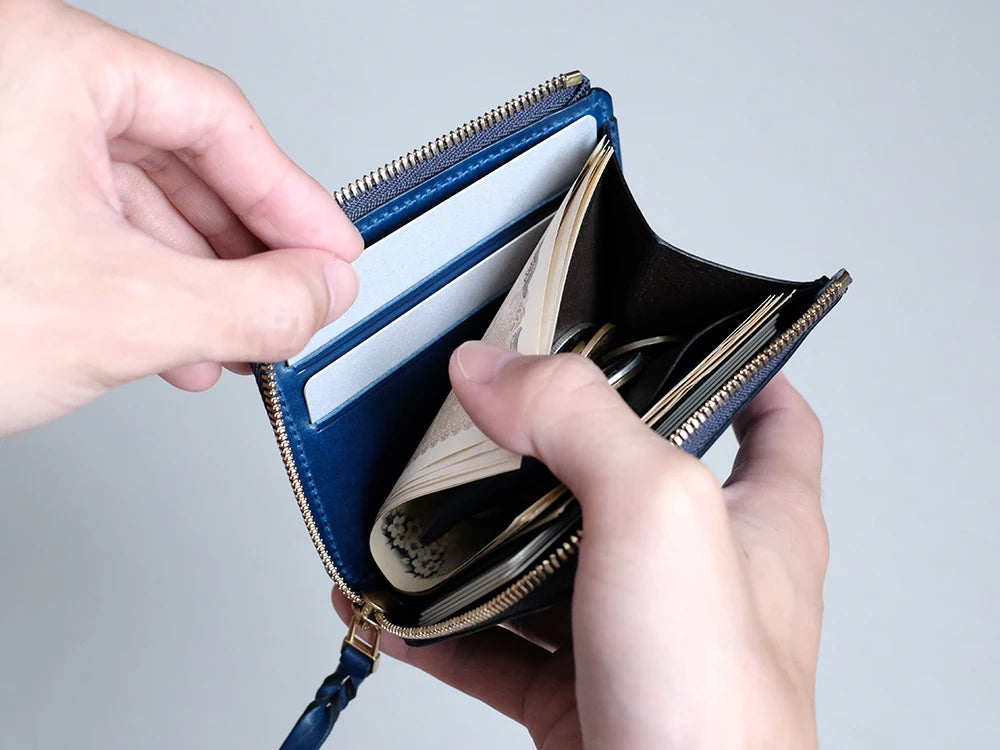 内左側には2段のカードホルダーが配置されており、身分証明書など常に携帯しておきたいカードをスッキリ収納できます