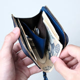 ファスナー財布の問題点は紙幣が挟まってしまう事。それを解決するためにお札を小銭入れ下にU字に差し込める構造にしています。