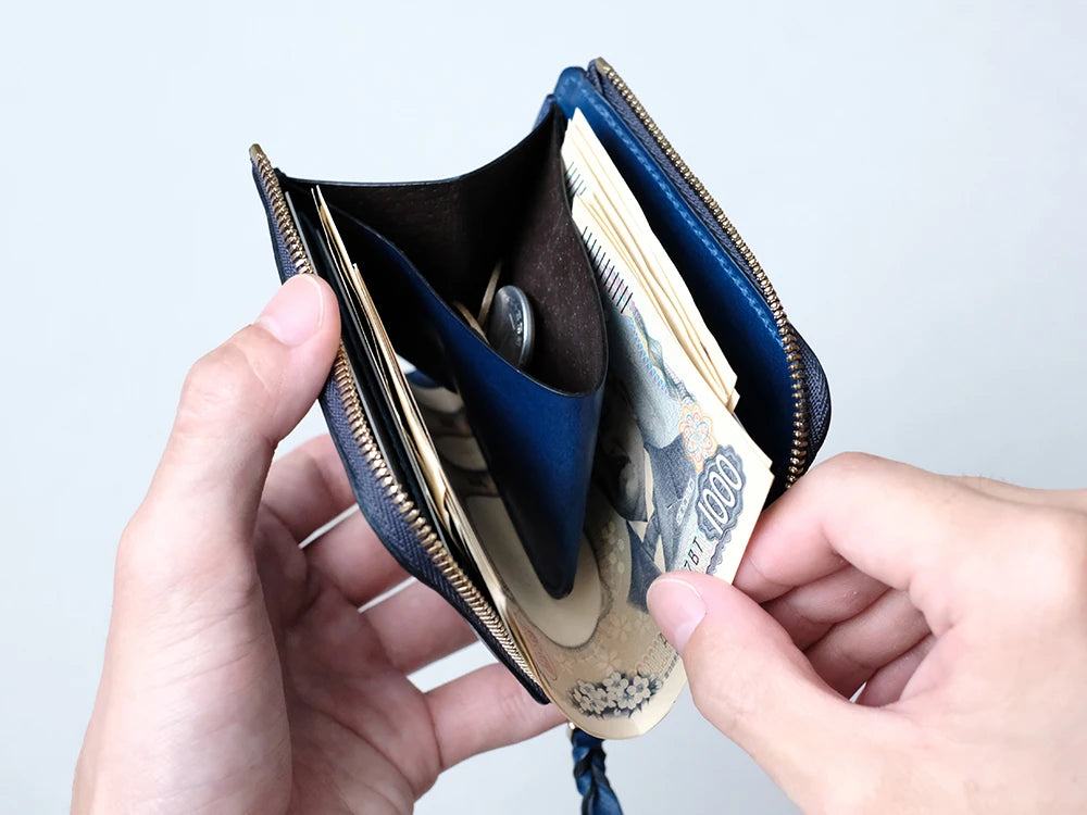 ファスナー財布の問題点は紙幣が挟まってしまう事。それを解決するためにお札を小銭入れ下にU字に差し込める構造にしています。