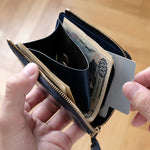 財布の向きを変える事なく、紙幣・小銭・カード、全てにアクセスしやすくなっています