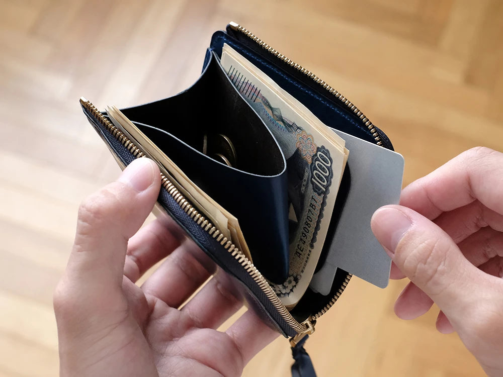 財布の向きを変える事なく、紙幣・小銭・カード、全てにアクセスしやすくなっています