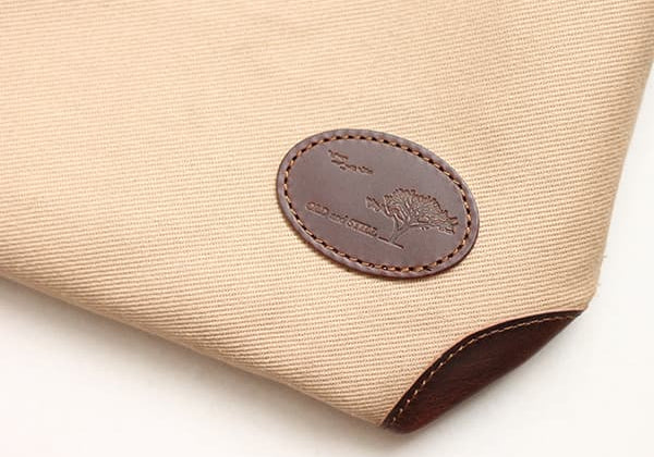 擦れ等によるダメージを軽減する為、擦り切れやすいバッグの両角（底側）に「革パーツ」で補強するよう改良しました。