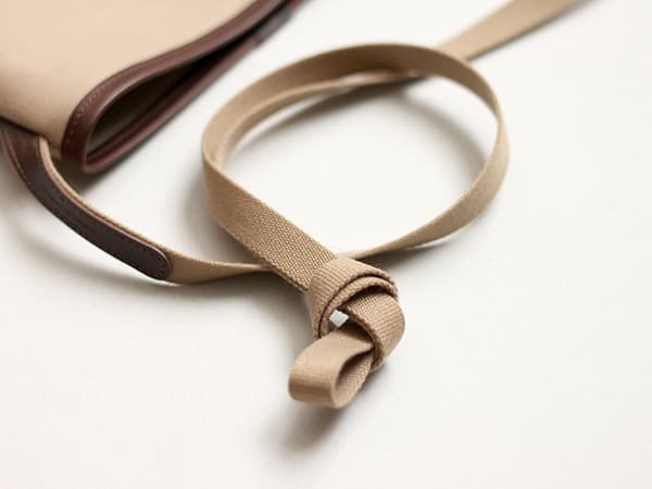  肩紐は結んで調節して頂けます。