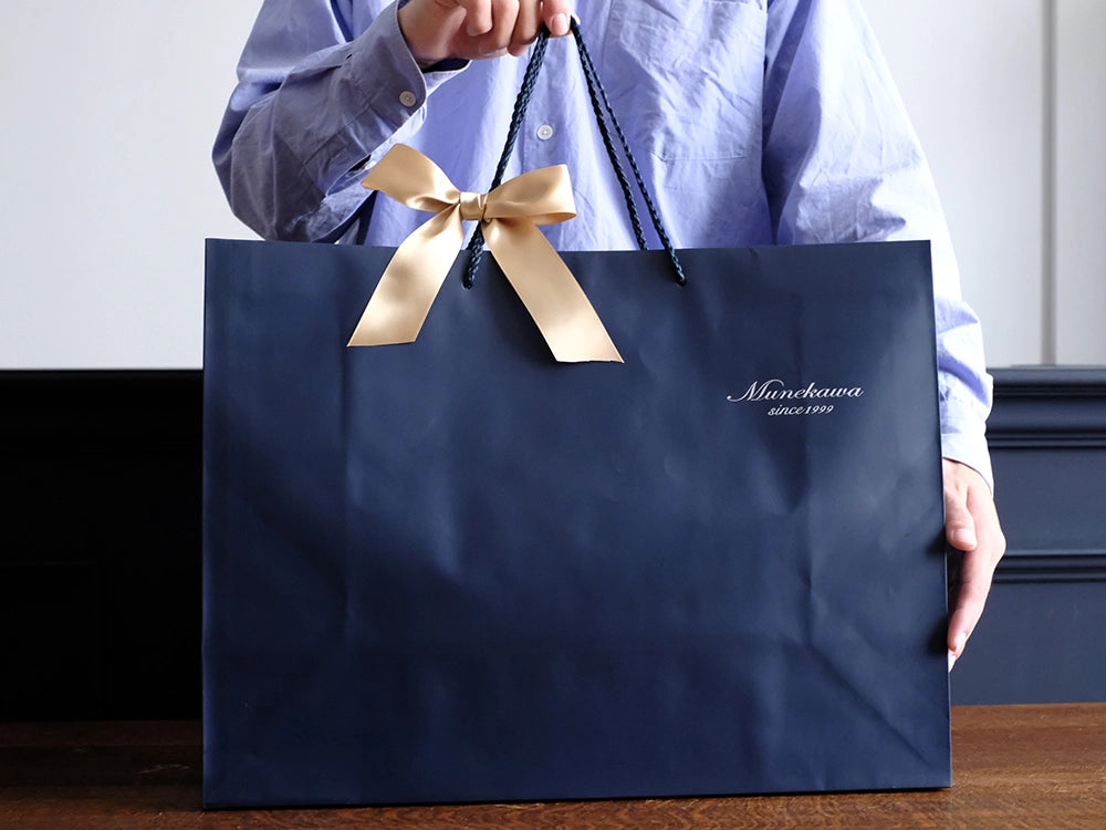 こちらは<a style="text-decoration: underline; font-weight: bold;" href="https://munekawa.jp/products/sb4">ショルダーバッグ“Caddis”</a>のラッピングです。