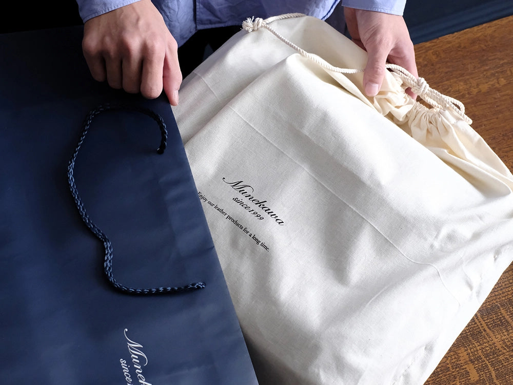 こちらは<a style="text-decoration: underline; font-weight: bold;" href="https://munekawa.jp/products/sb4">ショルダーバッグ“Caddis”</a>のラッピングです。