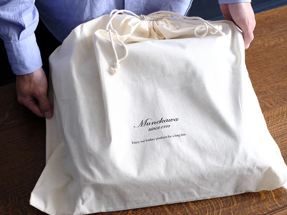 こちらは<a style="text-decoration: underline; font-weight: bold;" href="https://munekawa.jp/products/sb4">ショルダーバッグ“Caddis”</a>のラッピングです。