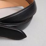 ベルトの中に本革の芯材を使用し、立体的で高級感のある形状に仕上げています