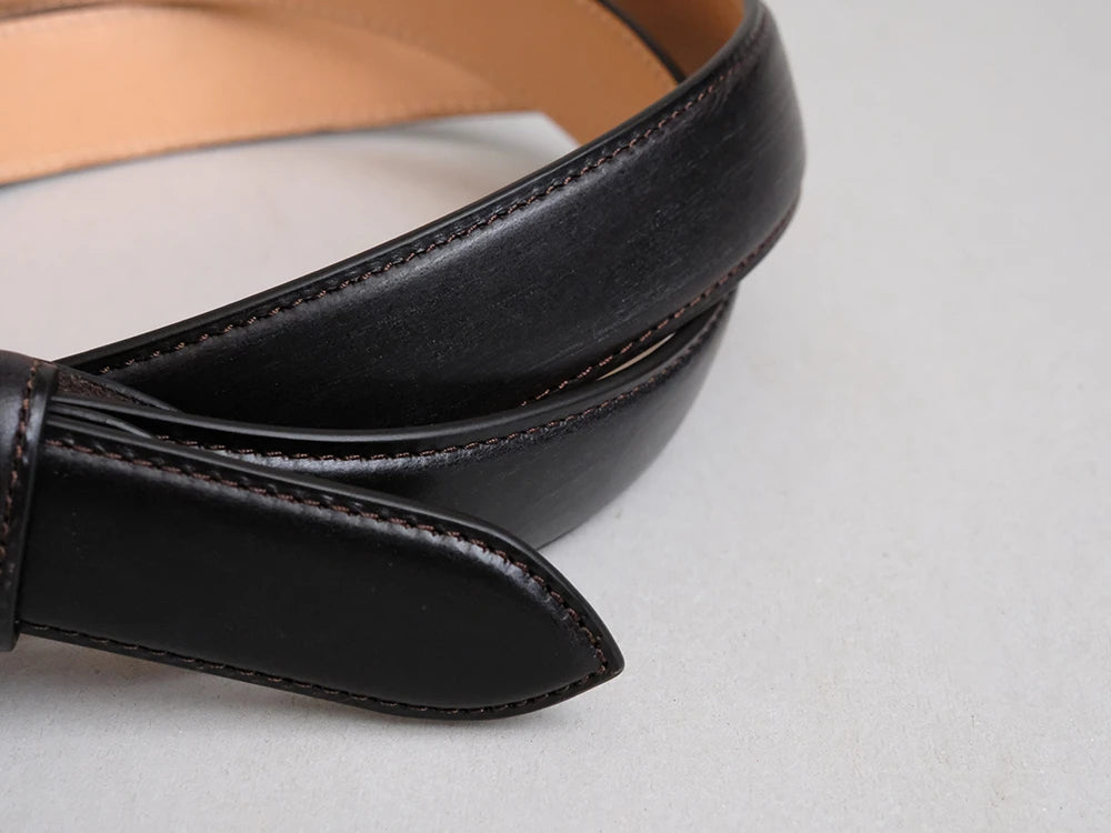 ベルトの中に本革の芯材を使用し、立体的で高級感のある形状に仕上げています