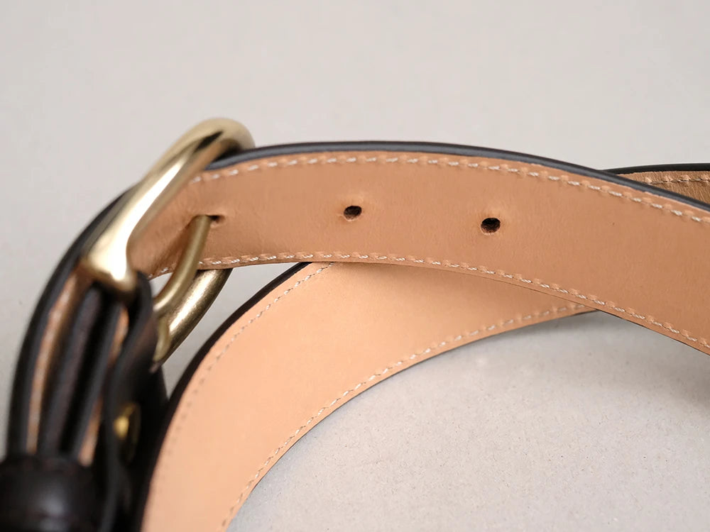 裏面にはイタリア産のブッテーロを使用。表面とはまた違った表情へとエイジングしていくため、使うほどに革全体で奥行きのある変化を楽しめます