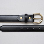 バックルに無垢の真鍮を使用。使い始めはツヤのある黄金色ですが、時間が経つにつれて画像のようにアンティーク調の落ち着いた色合いへと変化していきます