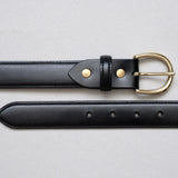 バックルに無垢の真鍮を使用。使い始めはツヤのある黄金色ですが、時間が経つにつれて画像のようにアンティーク調の落ち着いた色合いへと変化していきます